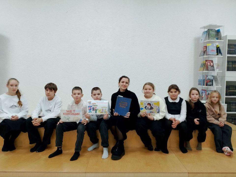 В Приазовской центральной библиотеке прошла поучительная беседа "Мы против коррупции" для участников л/о "Калейдоскоп" В Приазовской центральной библиотеке прошла поучительная беседа "Мы против коррупции" для участников л/о "Калейдоскоп"