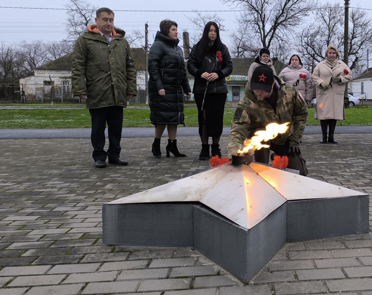 В память о всех погибших героях Отечества — цветы к Вечному огню В память о всех погибших героях Отечества — цветы к Вечному огню