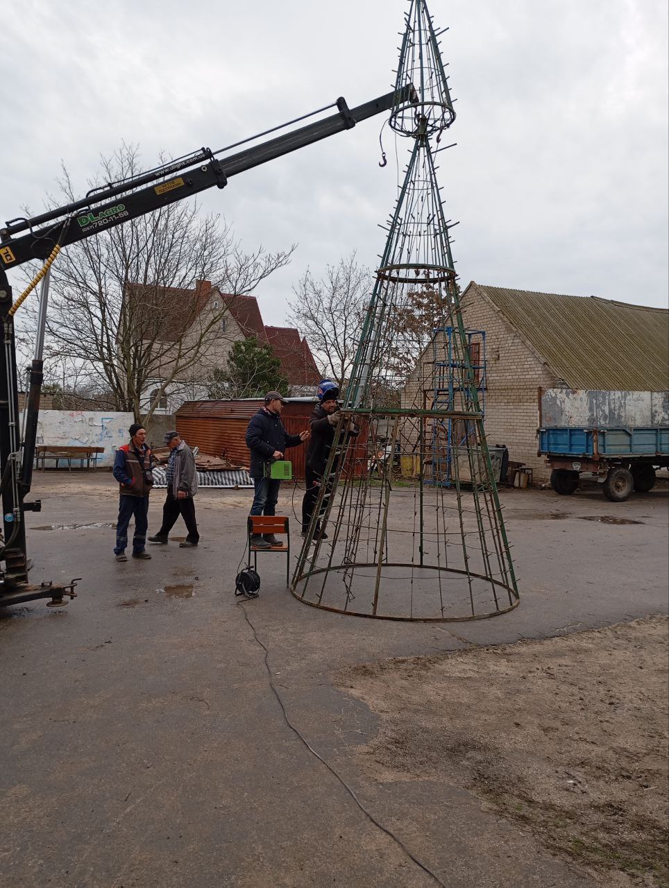 Подготовительные работы к новогодним праздникам в Кирилловке Подготовительные работы к новогодним праздникам в Кирилловке