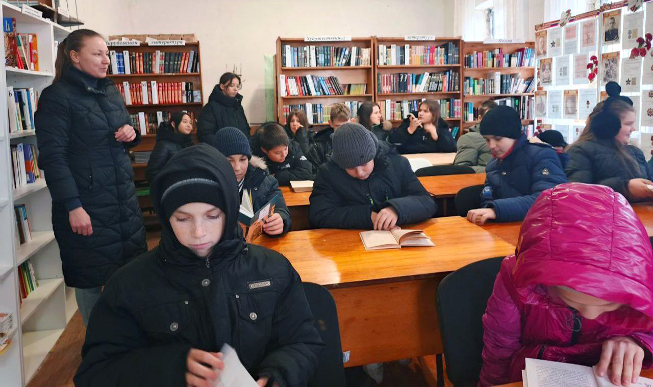 Михайловская библиотека провела литературный час ко Дню Героев Отечества Михайловская библиотека провела литературный час ко Дню Героев Отечества