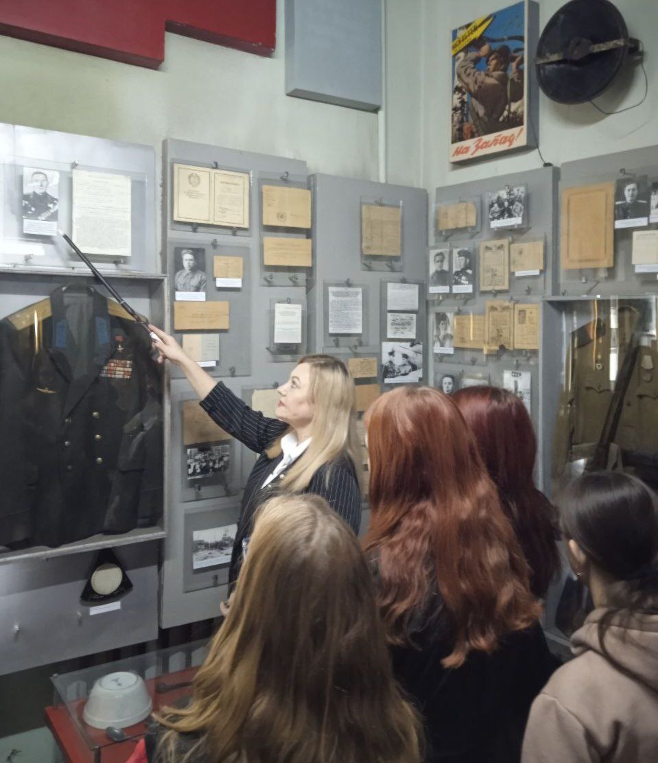 В Токмакском краеведческом музее провели тематическую экскурсию «Подвигом славны наши земляки», приуроченную ко Дню Героев Отечества В Токмакском краеведческом музее провели тематическую экскурсию «Подвигом славны наши земляки», приуроченную ко Дню Героев Отечества