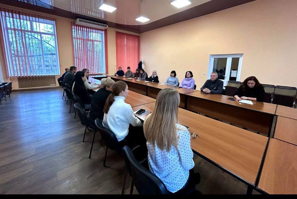 9 декабря, в Международный день борьбы с коррупцией, прокурор Приморского района Запорожской области Алексей Батайкин и его заместитель Ирина Зиберт провели встречу с сотрудниками администрации Приморского муниципального... 9 декабря, в Международный день борьбы с коррупцией, прокурор Приморского района Запорожской области Алексей Батайкин и его заместитель Ирина Зиберт провели встречу с сотрудниками администрации Приморского муниципального...