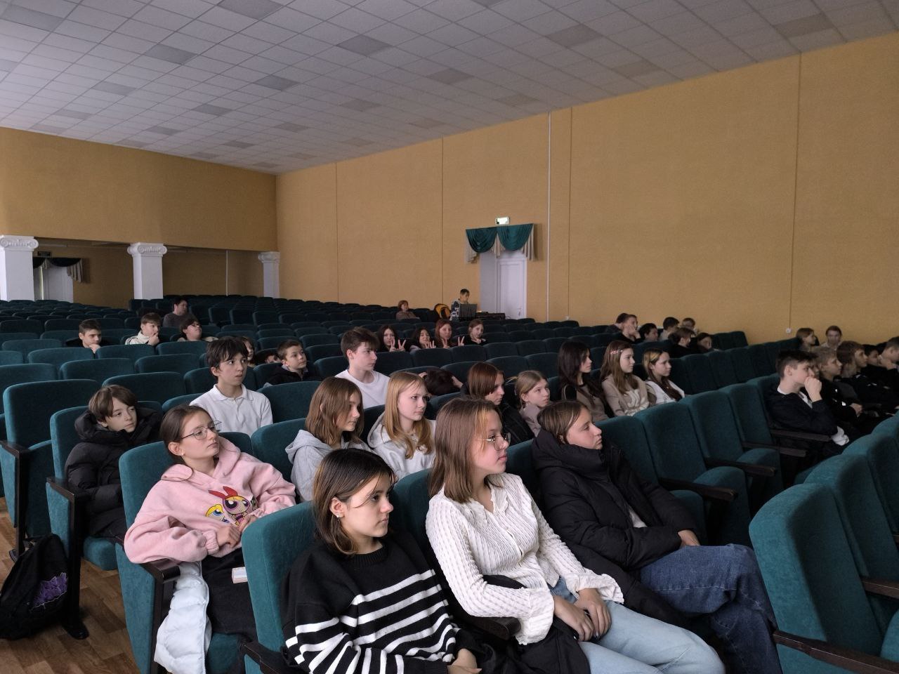 Сегодня, в День Героев Отечества, в Акимовском ЦДК состоялся кинопоказ, посвященный памяти наших славных защитников Родины Сегодня, в День Героев Отечества, в Акимовском ЦДК состоялся кинопоказ, посвященный памяти наших славных защитников Родины