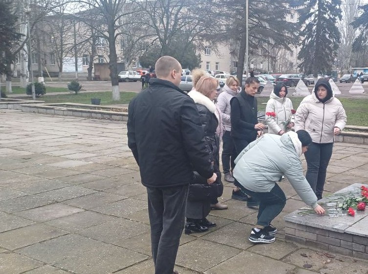 Возложение цветов в День героев Отечества Возложение цветов в День героев Отечества