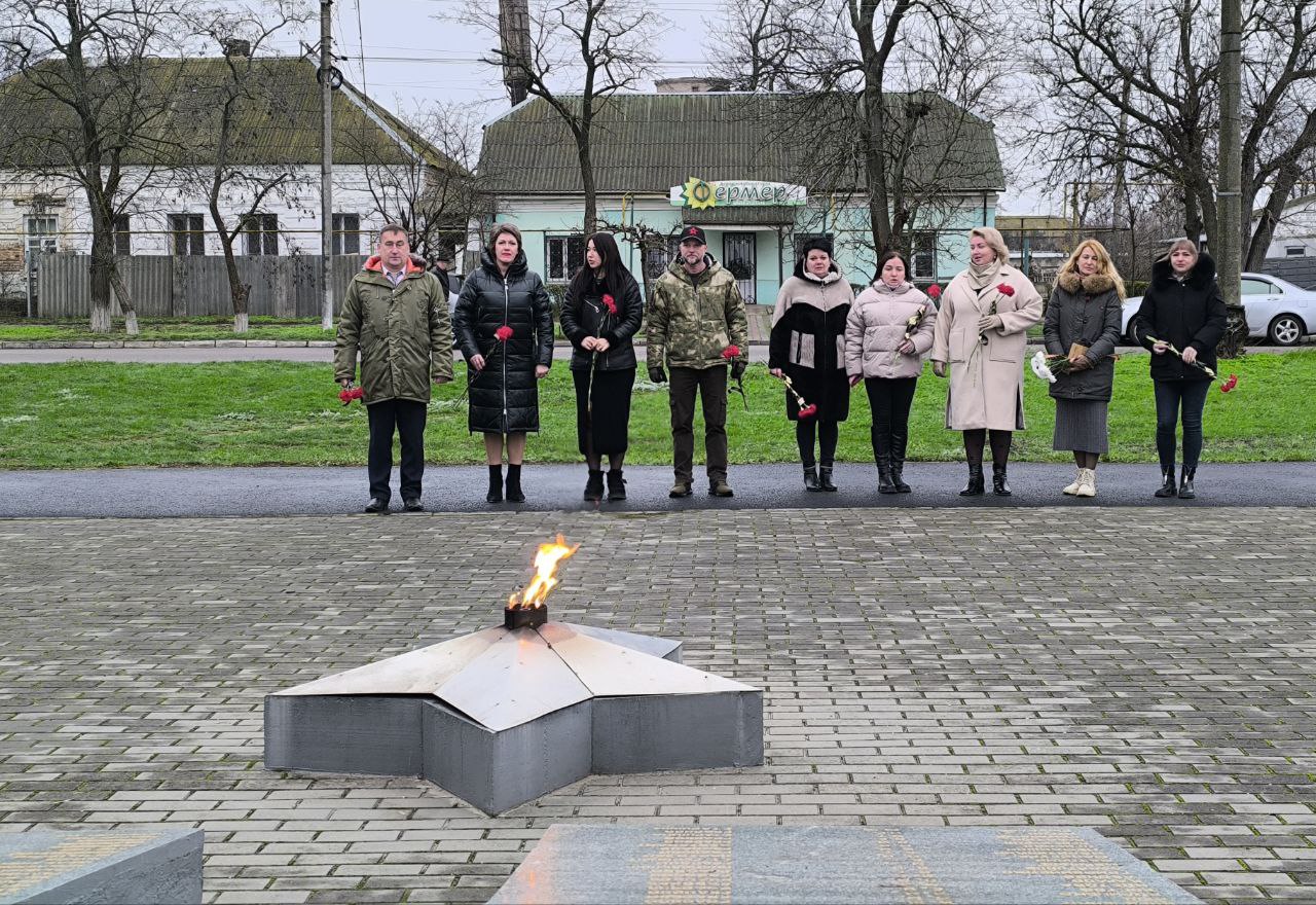 В память о всех погибших героях Отечества — цветы к Вечному огню В память о всех погибших героях Отечества — цветы к Вечному огню