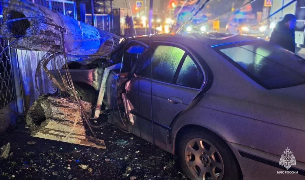 В Мелитополе спасатели МЧС России деблокировали пострадавшего в ДТП водителя