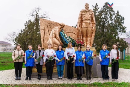 В Акимовском районе состоялось возложение цветов в честь Дня Героев Отечества