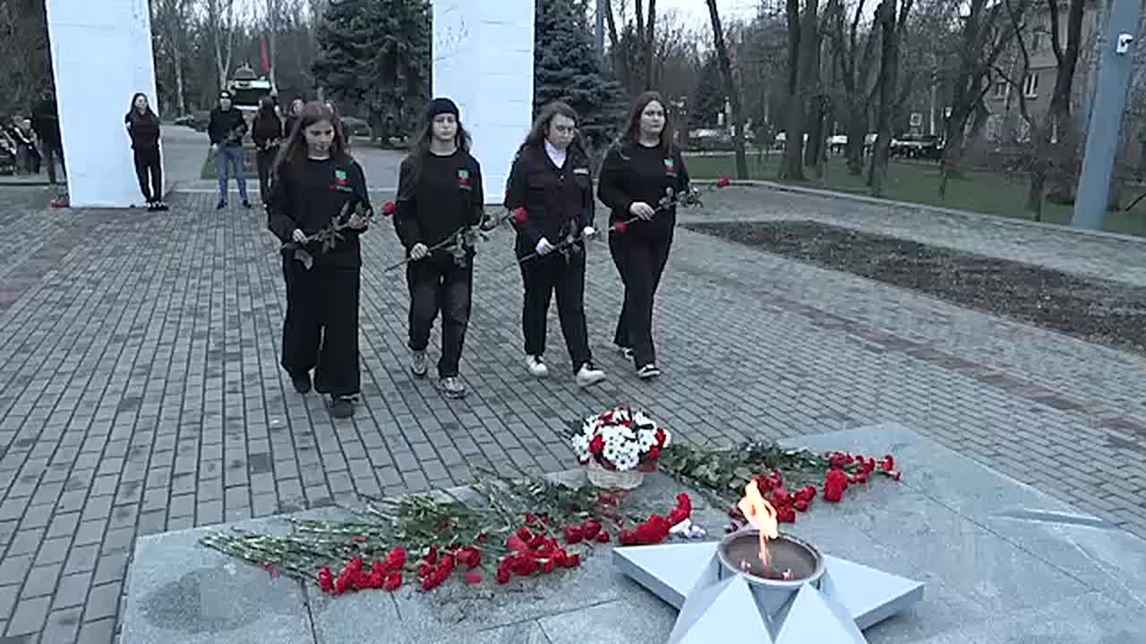 Активисты межрегионального молодежного движения «Юг Молодой» провели памятную акцию у Вечного огня