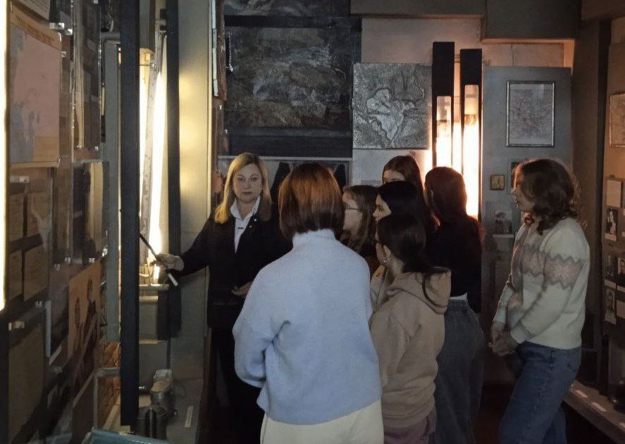 В Токмакском краеведческом музее провели тематическую экскурсию «Подвигом славны наши земляки», приуроченную ко Дню Героев Отечества В Токмакском краеведческом музее провели тематическую экскурсию «Подвигом славны наши земляки», приуроченную ко Дню Героев Отечества