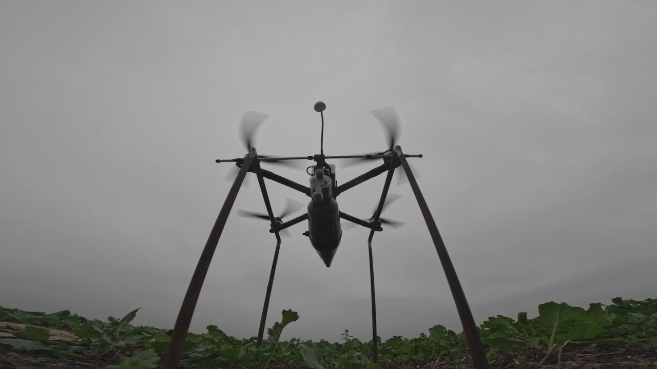 Операторы ударных FPV-дронов подразделения войск беспилотных систем группировки «Днепр» в районе городов Орехов и Степногорск Запорожской области уничтожили пехоту и тяжелые грузовые коптеры ВФУ в Запорожской области