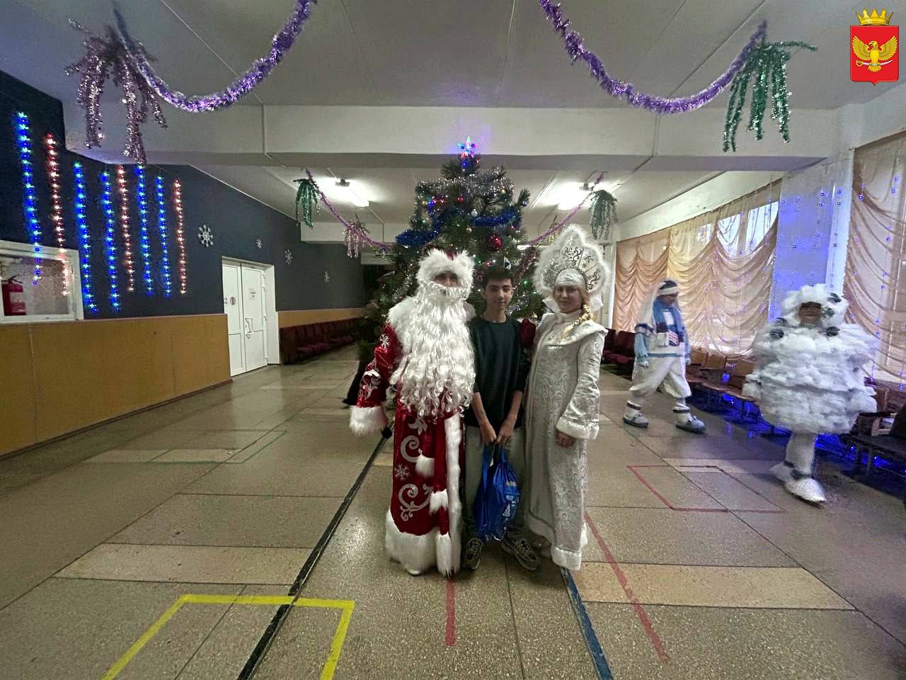 9 декабря в городском Доме культуры Приморска состоялся завершающий новогодний утренник, который для наших ребят подготовили артисты Мурманского областного Дворца культуры и народного творчества им. С.М. Кирова совместно с... 9 декабря в городском Доме культуры Приморска состоялся завершающий новогодний утренник, который для наших ребят подготовили артисты Мурманского областного Дворца культуры и народного творчества им. С.М. Кирова совместно с...