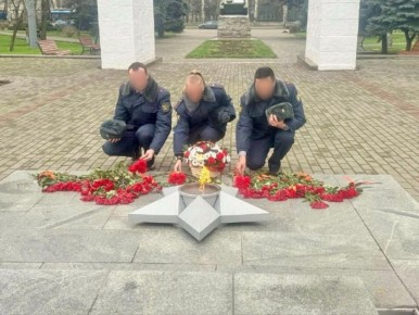 Сотрудники ИК-1 возложили цветы к Вечному огню в честь памятной даты — Дня Героев Отечества