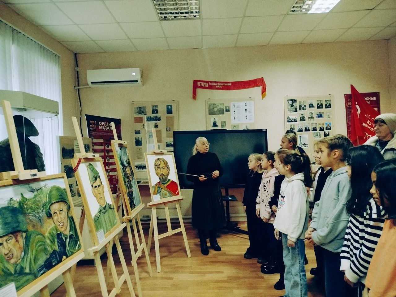 В МБУ «Приазовский краеведческий музей» открылась выставка художественных работ Сирицы Елены Ивановны «О подвиге, о доблести, о славе» которая приурочена к Дню Героев Отечества