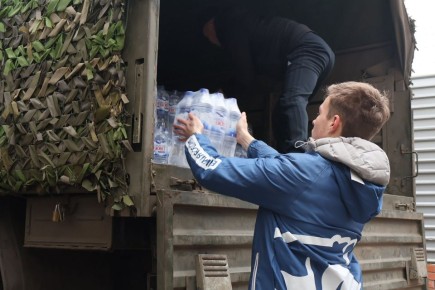 Депутат и предприниматели Запорожской области передали военным 10 тонн питьевой воды