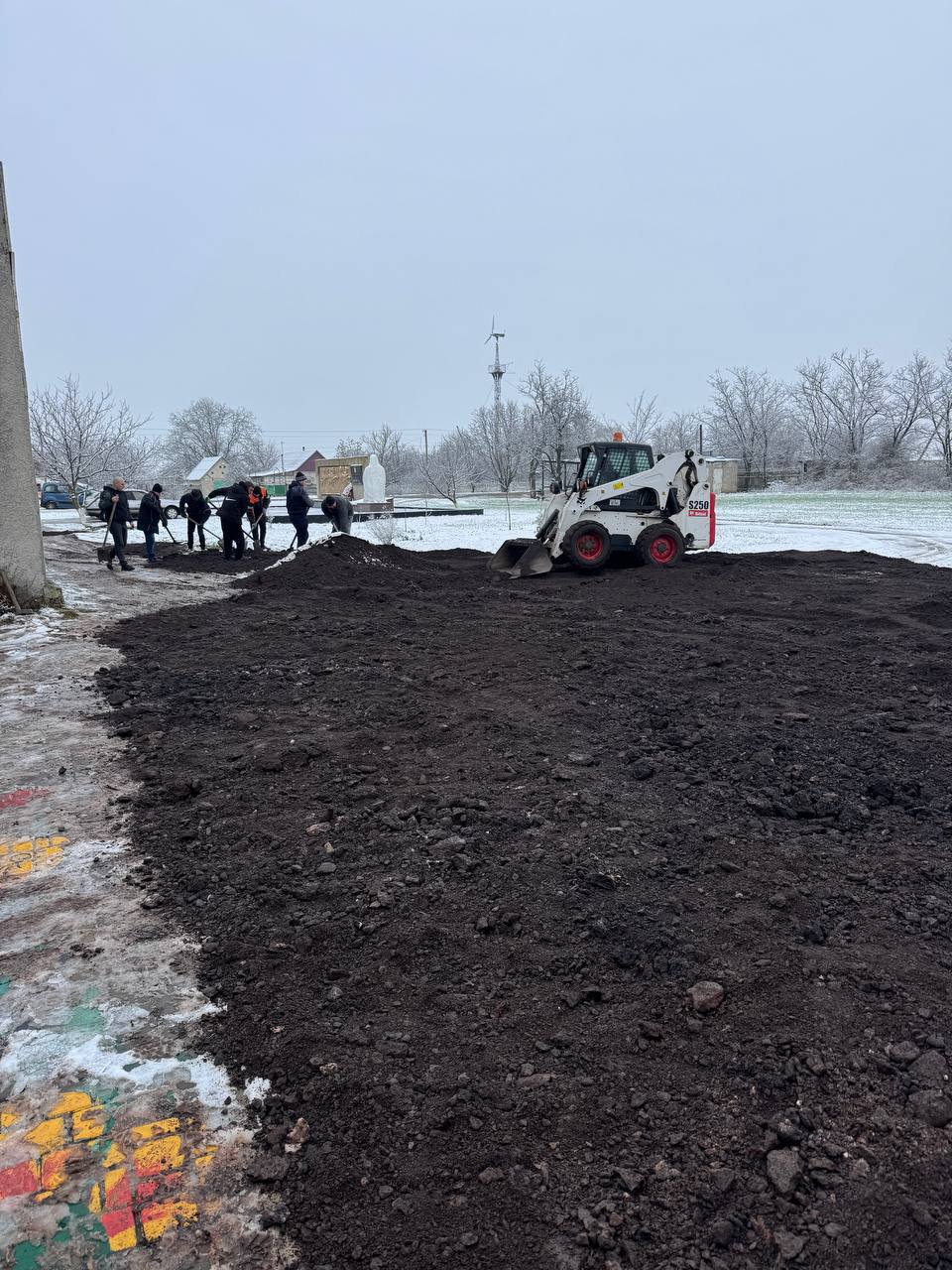 Общими усилиями администрации и местных жителей удалось благоустроить въезд на территорию «Малобелозерского детского сада №1 «Мир Детства» Общими усилиями администрации и местных жителей удалось благоустроить въезд на территорию «Малобелозерского детского сада №1 «Мир Детства»