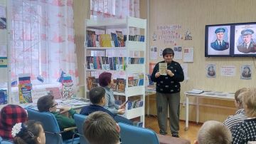 Гости Акимовской модельной библиотеки (детский отдел) — учащиеся 5-Б класса СОШ №2 им. С. С. Щирова — побывали на уроке мужества "Герои России: через века и подвиги"
