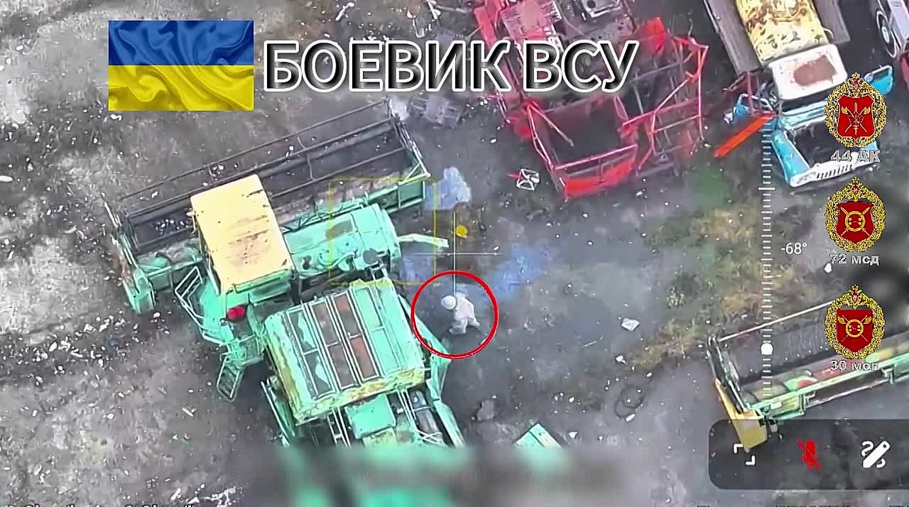 Расчёт БпЛА 30 мсп 44 Армейского корпуса обнаружил и уничтожил боевика ВСУ, пытавшегося использовать комбайн в качестве укрытия, точным попаданием