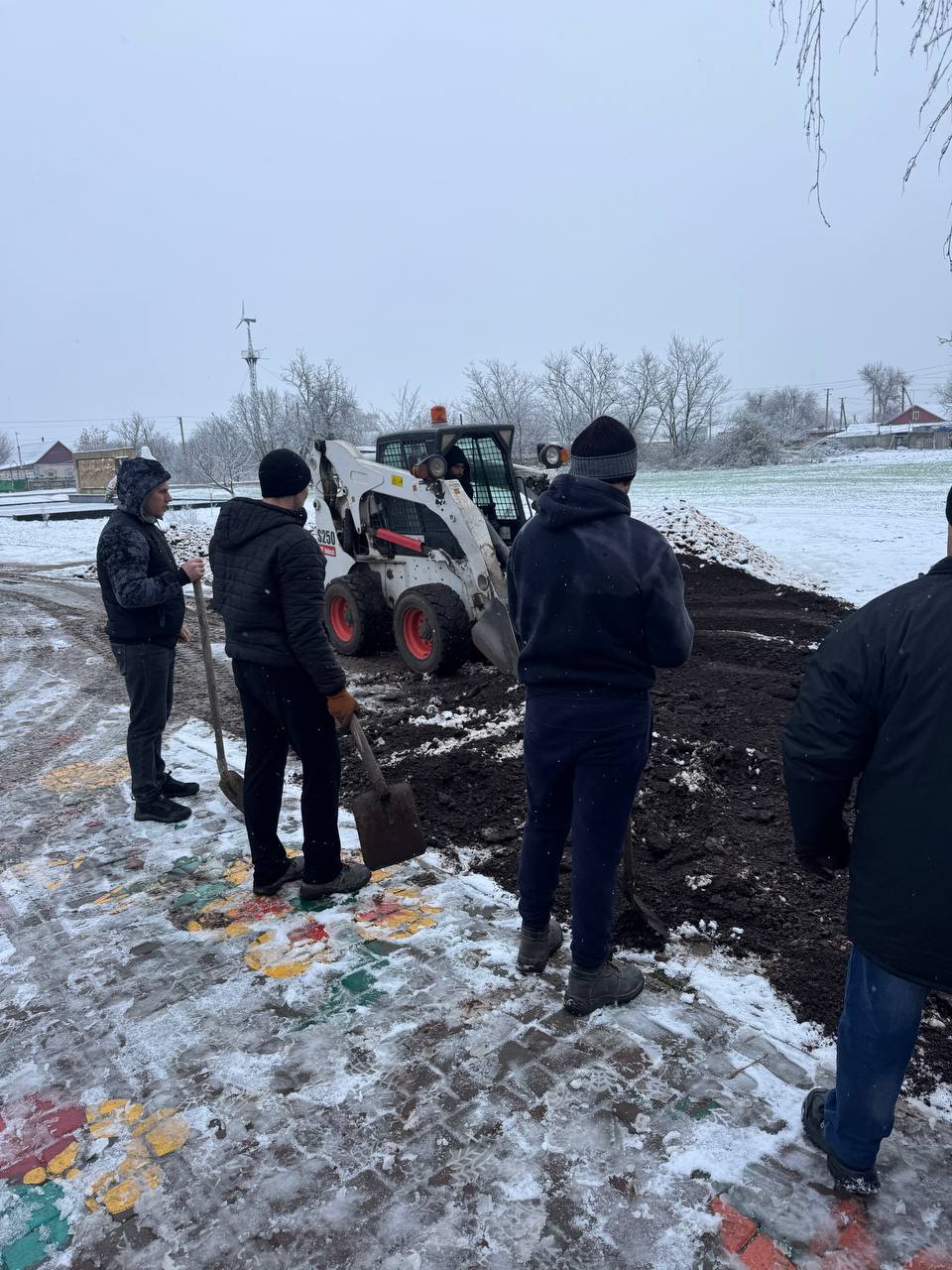 Общими усилиями администрации и местных жителей удалось благоустроить въезд на территорию «Малобелозерского детского сада №1 «Мир Детства» Общими усилиями администрации и местных жителей удалось благоустроить въезд на территорию «Малобелозерского детского сада №1 «Мир Детства»