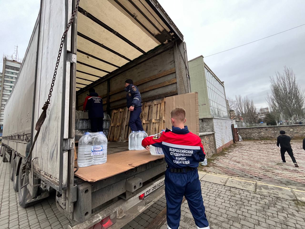Вода для Бердянска. Сегодня в Бердянск была доставлена гуманитарная помощь — 22 тонны бутилированной питьевой воды Вода для Бердянска. Сегодня в Бердянск была доставлена гуманитарная помощь — 22 тонны бутилированной питьевой воды
