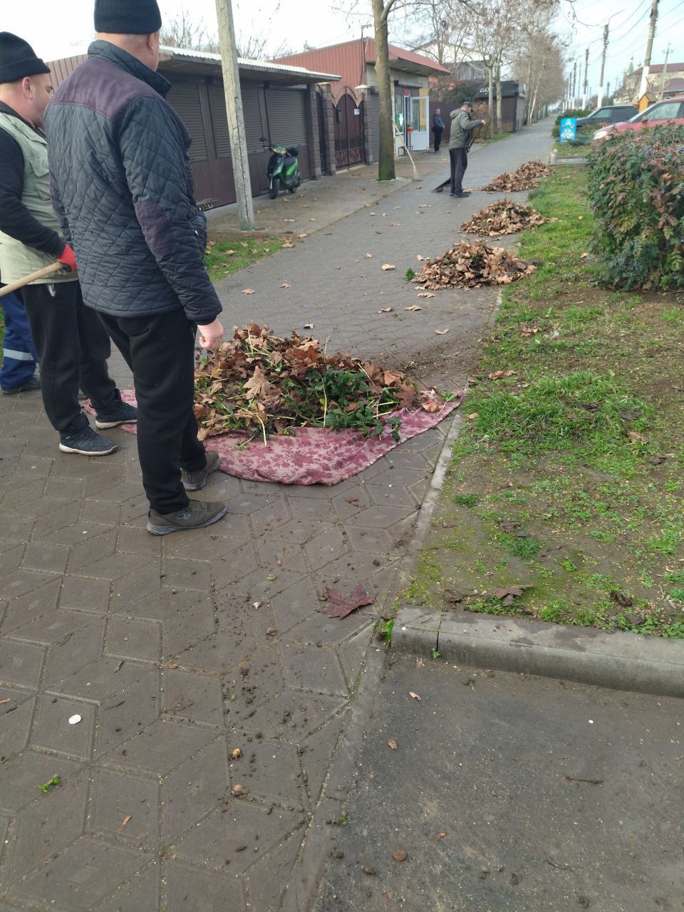 Сезонные работы по уборке улиц в Кирилловке продолжаются Сезонные работы по уборке улиц в Кирилловке продолжаются
