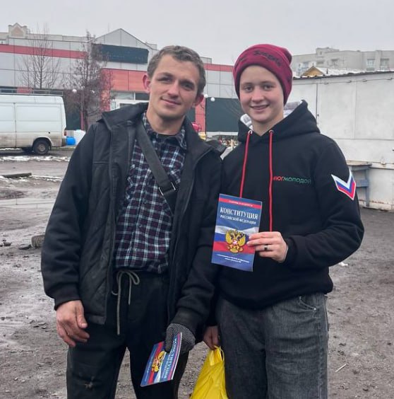 Активисты «Юг Молодой» провели акцию накануне Дня Конституции Активисты «Юг Молодой» провели акцию накануне Дня Конституции