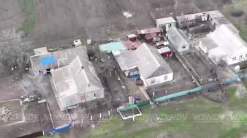 Зачистка Гуляйполя. Расчёт Д-30 и операторы БЛА 60 отдельной мотострелковой бригады 5 армии группировки войск «Восток» очищают дома Гуляйполя от подразделений противника, облегчая тяжёлый ратный труд штурмовых подразделений...