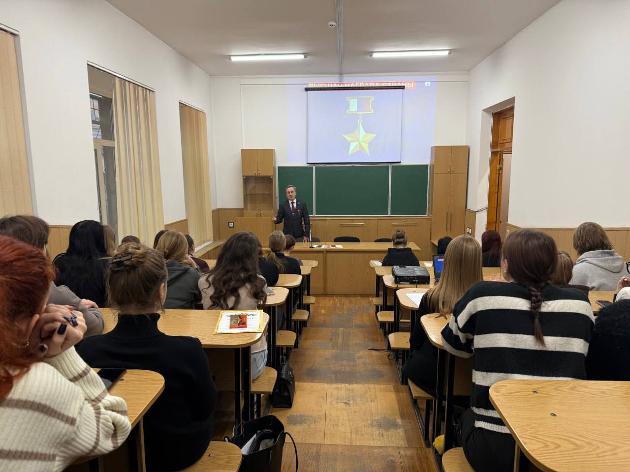 Молодежь МелГУ вдохновилась уроками героизма и доброты от экспертов Российского общества «Знание» Молодежь МелГУ вдохновилась уроками героизма и доброты от экспертов Российского общества «Знание»