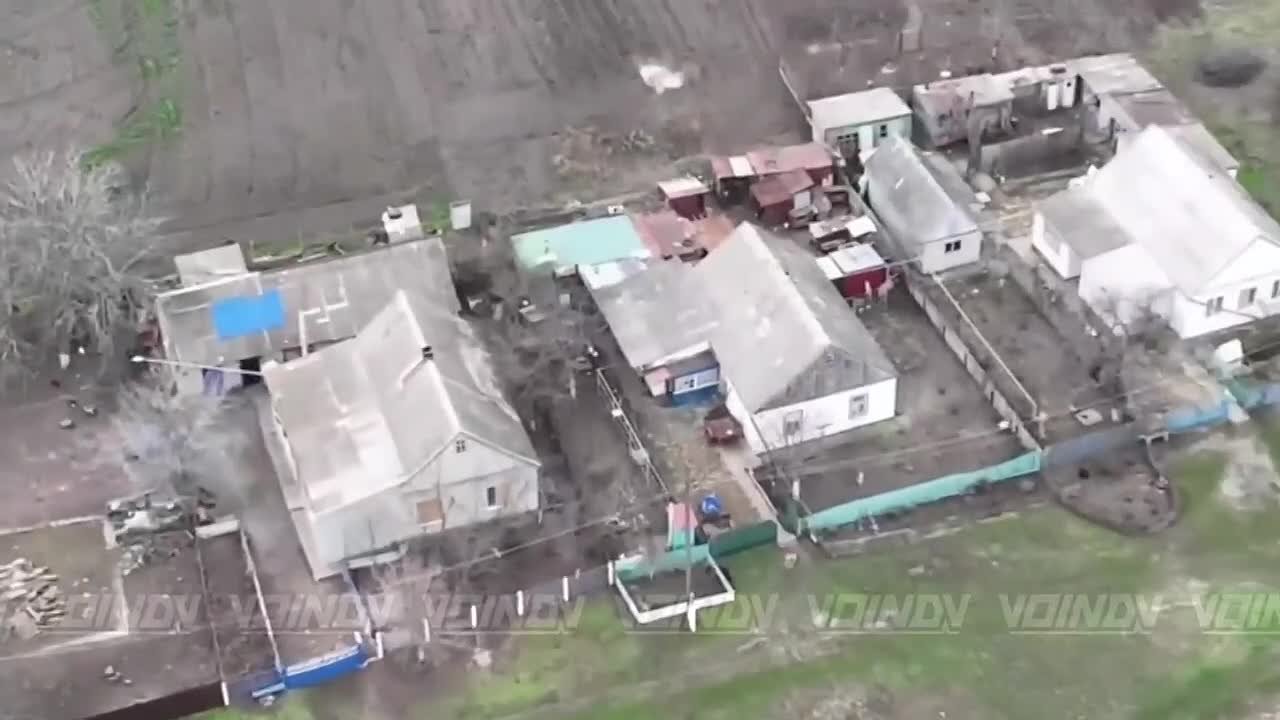 Зачистка Гуляйполя. Расчёт Д-30 и операторы БЛА 60 отдельной мотострелковой бригады 5 армии группировки войск «Восток» очищают дома Гуляйполя от подразделений противника, облегчая тяжёлый ратный труд штурмовых подразделений...