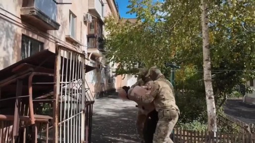 ФСБ предотвратила теракт. Задержан уроженец Винницкой области, 1968 г.р., сторонник украинской неонацистской идеологии, он осуществлял сбор сведений о военных объектах и последствиях украинских атак для размещения на...