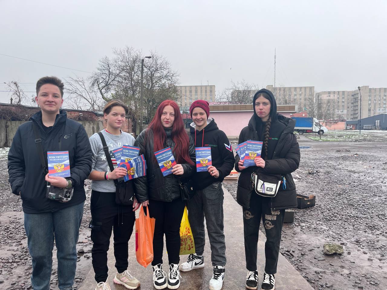 Активисты «Юг Молодой» провели акцию накануне Дня Конституции Активисты «Юг Молодой» провели акцию накануне Дня Конституции