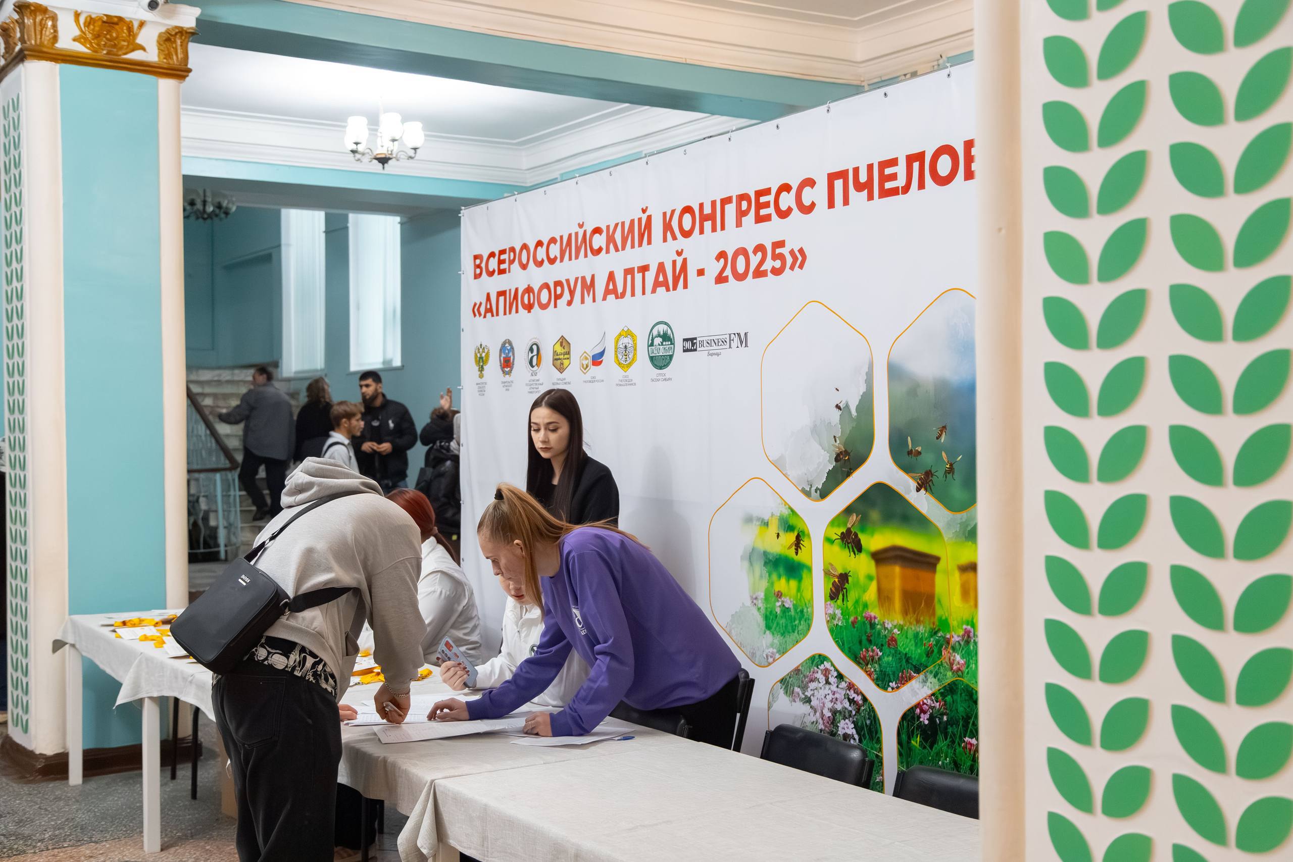 Отличные новости из Алтая. На Всероссийском конгрессе пчеловодов «Апифорум Алтай – 2025» более 500 участников из 32 регионов России и трёх стран представили свои лучшие образцы мёда