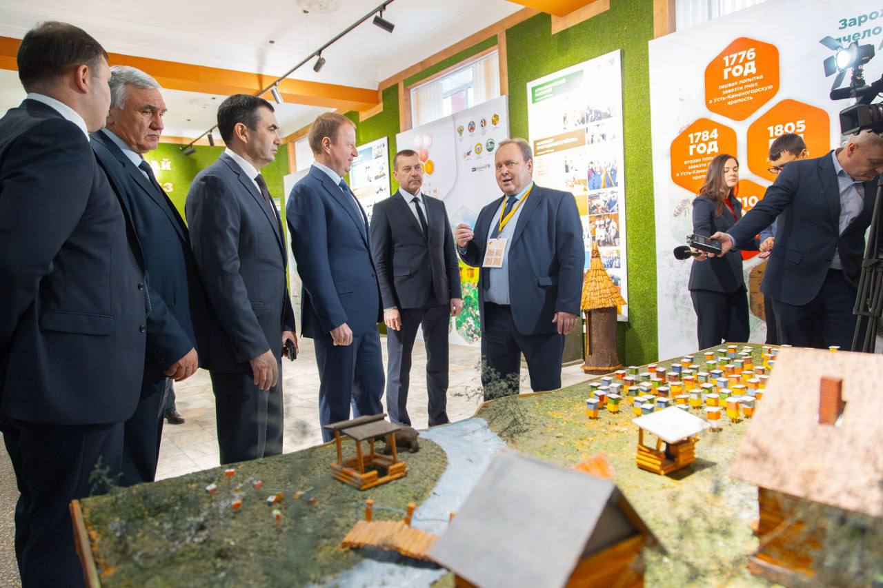 Отличные новости из Алтая. На Всероссийском конгрессе пчеловодов «Апифорум Алтай – 2025» более 500 участников из 32 регионов России и трёх стран представили свои лучшие образцы мёда Отличные новости из Алтая. На Всероссийском конгрессе пчеловодов «Апифорум Алтай – 2025» более 500 участников из 32 регионов России и трёх стран представили свои лучшие образцы мёда