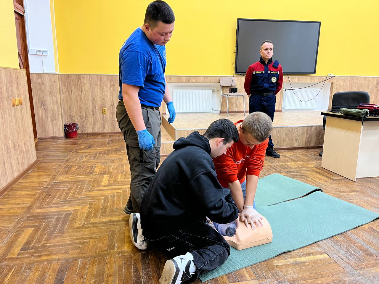 Добровольцы Запорожское РО ВСКС провели занятие по основам оказания первой помощи для студентов Азовского государственного педагогического университета Добровольцы Запорожское РО ВСКС провели занятие по основам оказания первой помощи для студентов Азовского государственного педагогического университета