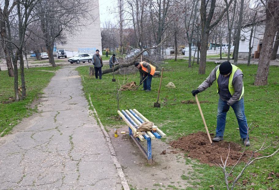 В Токмаке коммунальщики приступили к предновогодней уборке города В Токмаке коммунальщики приступили к предновогодней уборке города