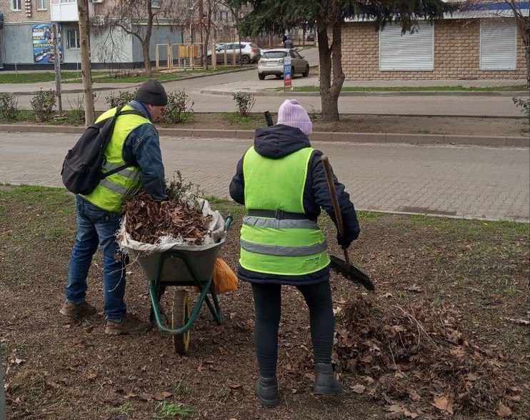 В Токмаке коммунальщики приступили к предновогодней уборке города В Токмаке коммунальщики приступили к предновогодней уборке города