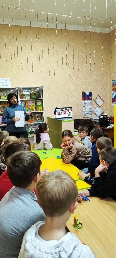 11 декабря в Акимовской модельной библиотеке для учеников СОШ № 2 3-го класса им.С.С.Щирова прошел мастер-класс в мастерской Деда Мороза "Новогоднее настроение" 11 декабря в Акимовской модельной библиотеке для учеников СОШ № 2 3-го класса им.С.С.Щирова прошел мастер-класс в мастерской Деда Мороза "Новогоднее настроение"
