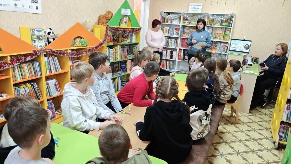 11 декабря в Акимовской модельной библиотеке для учеников СОШ № 2 3-го класса им.С.С.Щирова прошел мастер-класс в мастерской Деда Мороза "Новогоднее настроение" 11 декабря в Акимовской модельной библиотеке для учеников СОШ № 2 3-го класса им.С.С.Щирова прошел мастер-класс в мастерской Деда Мороза "Новогоднее настроение"