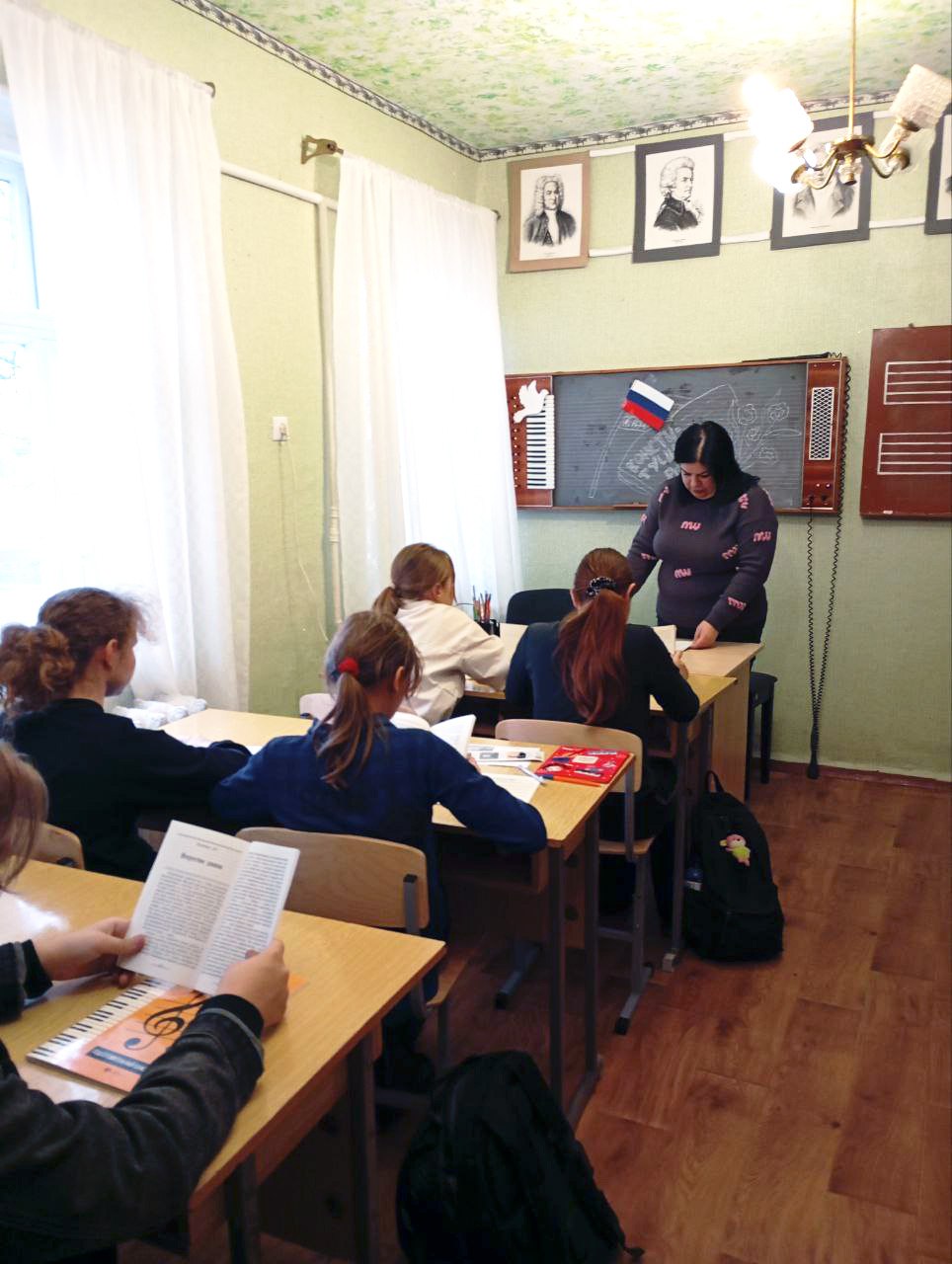 В детской музыкальной школе прошла беседа о Конституции России В детской музыкальной школе прошла беседа о Конституции России