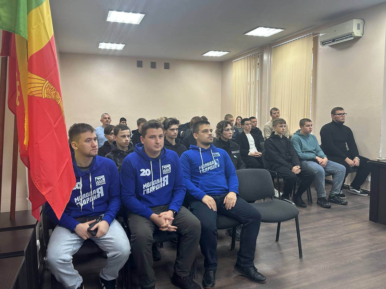 В Токмакском округе провели встречу со студентами в День Конституции РФ В Токмакском округе провели встречу со студентами в День Конституции РФ