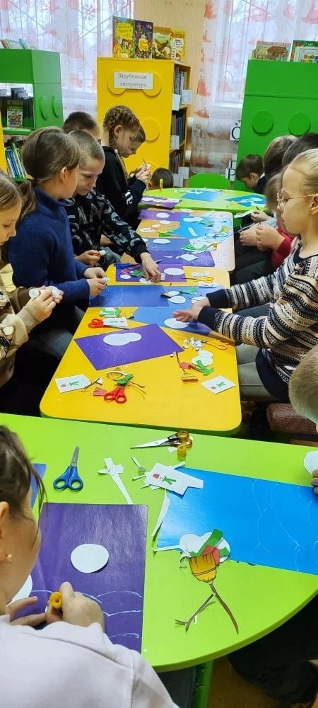 11 декабря в Акимовской модельной библиотеке для учеников СОШ № 2 3-го класса им.С.С.Щирова прошел мастер-класс в мастерской Деда Мороза "Новогоднее настроение"