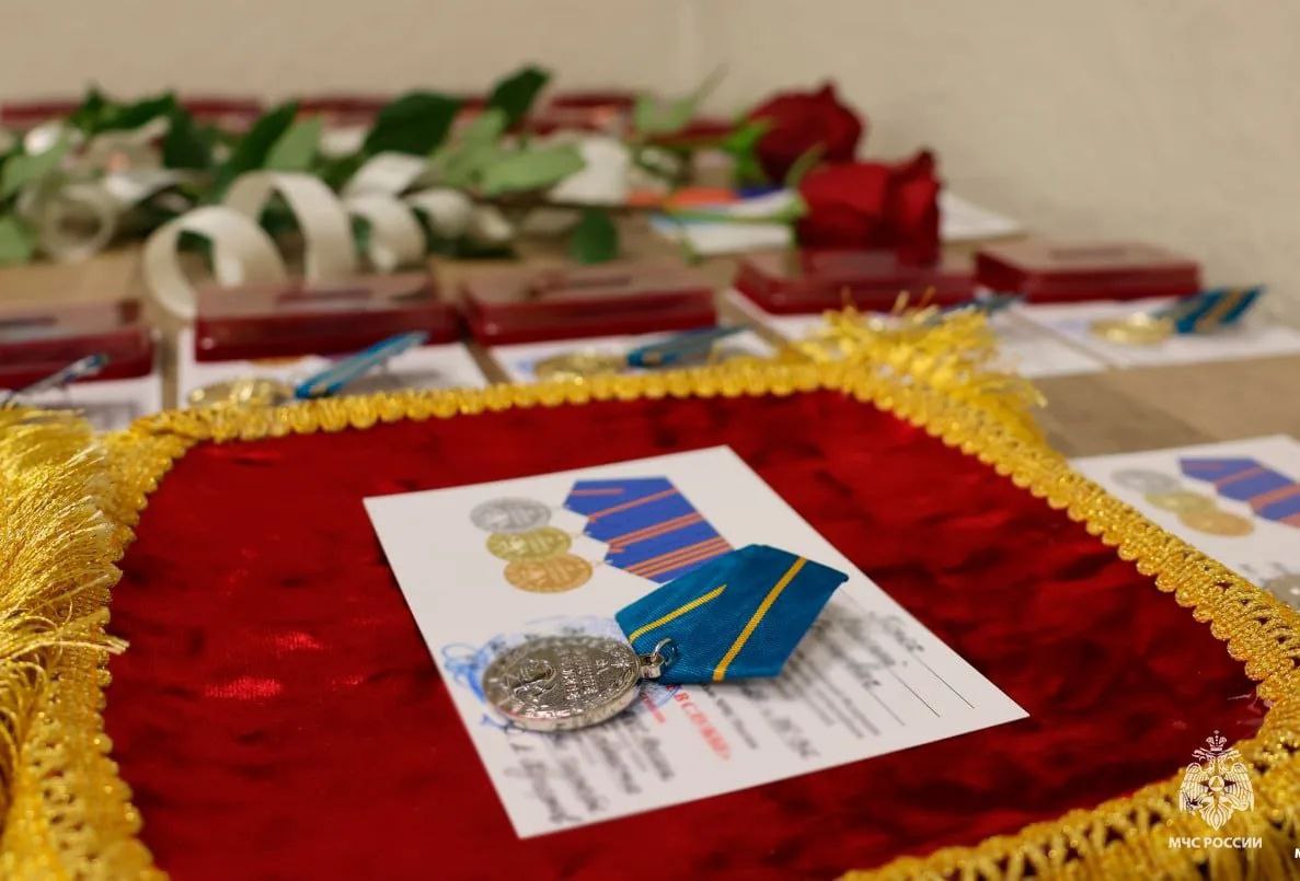 В День Конституции Российской Федерации начальник Главного управления МЧС России по Запорожской области Дмитрий Кучерков поздравил коллектив с праздником и вручил спасателям ведомственные медали В День Конституции Российской Федерации начальник Главного управления МЧС России по Запорожской области Дмитрий Кучерков поздравил коллектив с праздником и вручил спасателям ведомственные медали