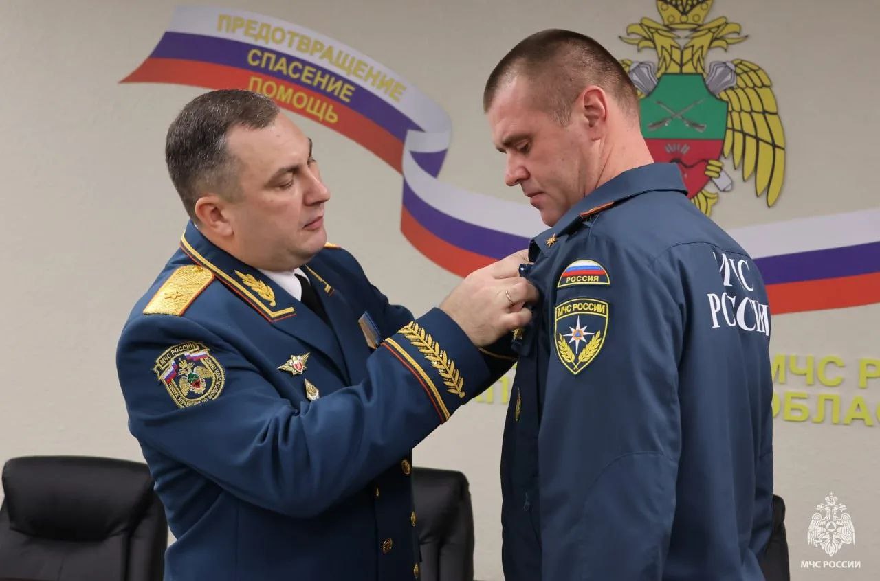 В День Конституции Российской Федерации начальник Главного управления МЧС России по Запорожской области Дмитрий Кучерков поздравил коллектив с праздником и вручил спасателям ведомственные медали В День Конституции Российской Федерации начальник Главного управления МЧС России по Запорожской области Дмитрий Кучерков поздравил коллектив с праздником и вручил спасателям ведомственные медали