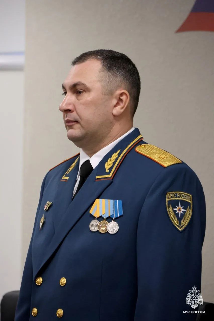 В День Конституции Российской Федерации начальник Главного управления МЧС России по Запорожской области Дмитрий Кучерков поздравил коллектив с праздником и вручил спасателям ведомственные медали В День Конституции Российской Федерации начальник Главного управления МЧС России по Запорожской области Дмитрий Кучерков поздравил коллектив с праздником и вручил спасателям ведомственные медали