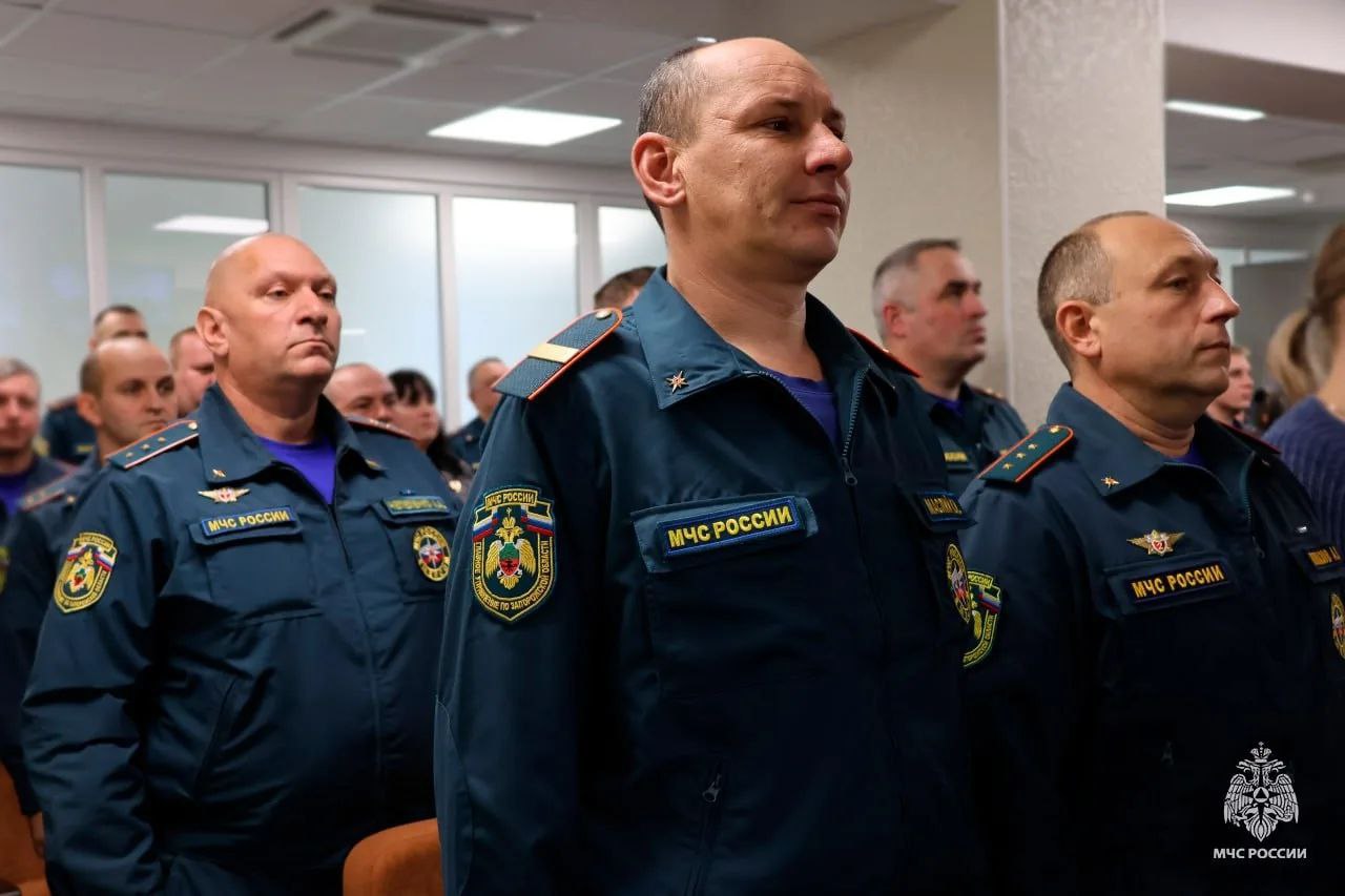 В День Конституции Российской Федерации начальник Главного управления МЧС России по Запорожской области Дмитрий Кучерков поздравил коллектив с праздником и вручил спасателям ведомственные медали