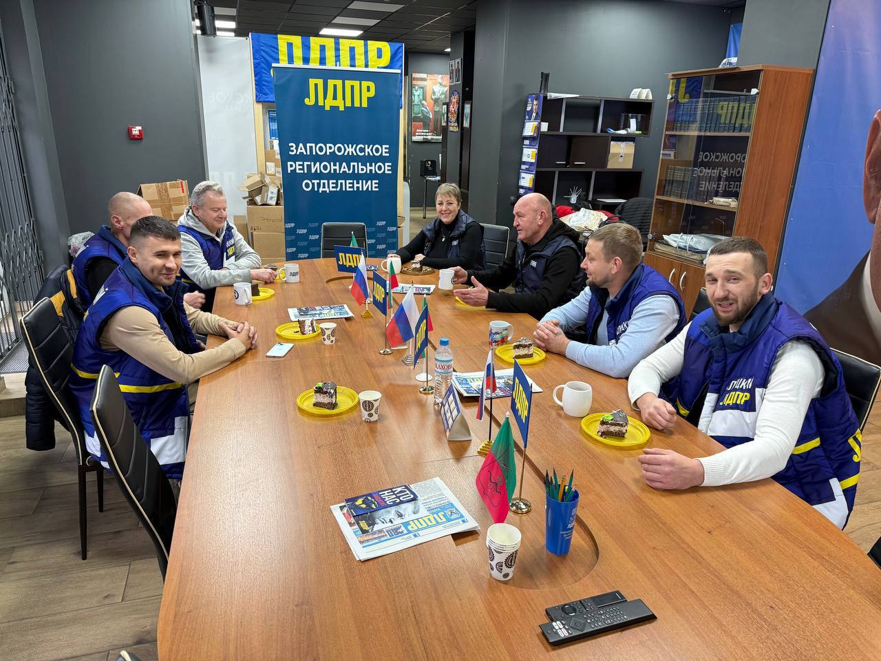 С днём рождения ЛДПР!. Сегодня в нашем отделении было особенно тепло и душевно — мы провели чаепитие в честь Дня рождения нашей партии! 13 декабря 1989 года — дата основания ЛДПСС, первой оппозиционной партии в СССР С днём рождения ЛДПР!. Сегодня в нашем отделении было особенно тепло и душевно — мы провели чаепитие в честь Дня рождения нашей партии! 13 декабря 1989 года — дата основания ЛДПСС, первой оппозиционной партии в СССР