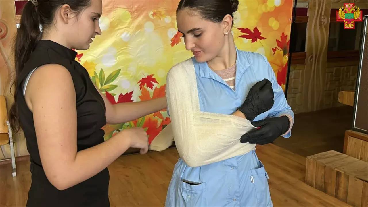 «Выбирай профессию сердцем!»— призывают школьников студенты Мелитопольского медицинского колледжа, пришедшие в гости в школу № 1 «Выбирай профессию сердцем!»— призывают школьников студенты Мелитопольского медицинского колледжа, пришедшие в гости в школу № 1