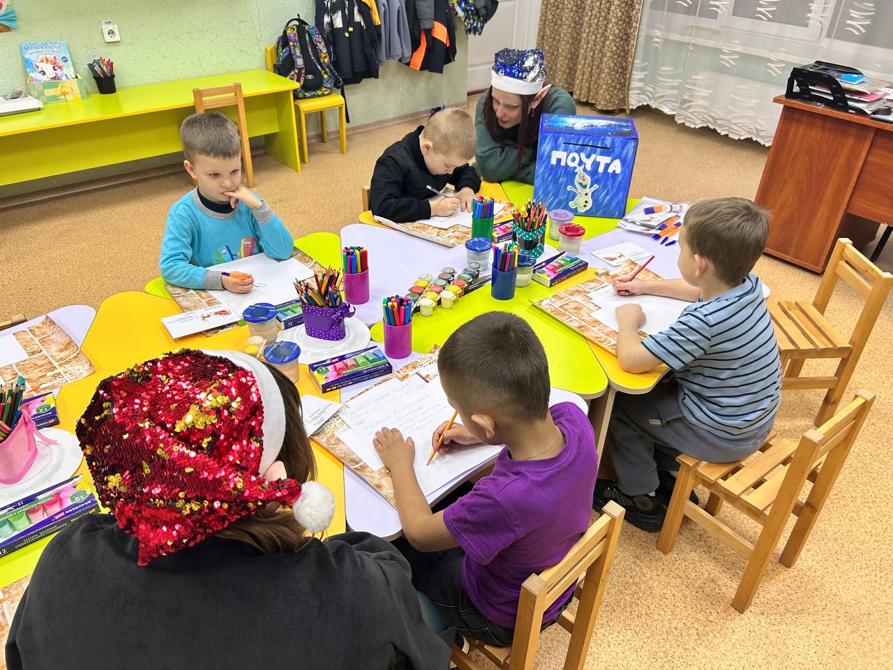 4 декабря, сотрудники Детской библиотеки посетили Центр детского-юношеского творчества с волшебной акцией «Напишу письмо Деду Морозу» ко Дню подарков и написания писем Деду Морозу 4 декабря, сотрудники Детской библиотеки посетили Центр детского-юношеского творчества с волшебной акцией «Напишу письмо Деду Морозу» ко Дню подарков и написания писем Деду Морозу