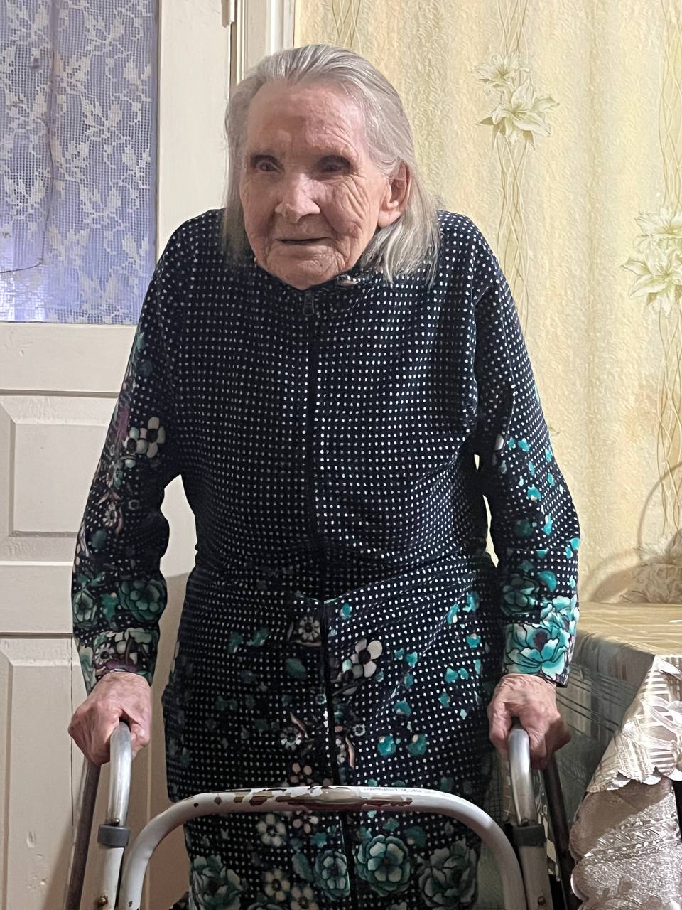 Бригада из Ингушетии ремонтирует крыльцо дома ветерана войны в Молочанске Бригада из Ингушетии ремонтирует крыльцо дома ветерана войны в Молочанске