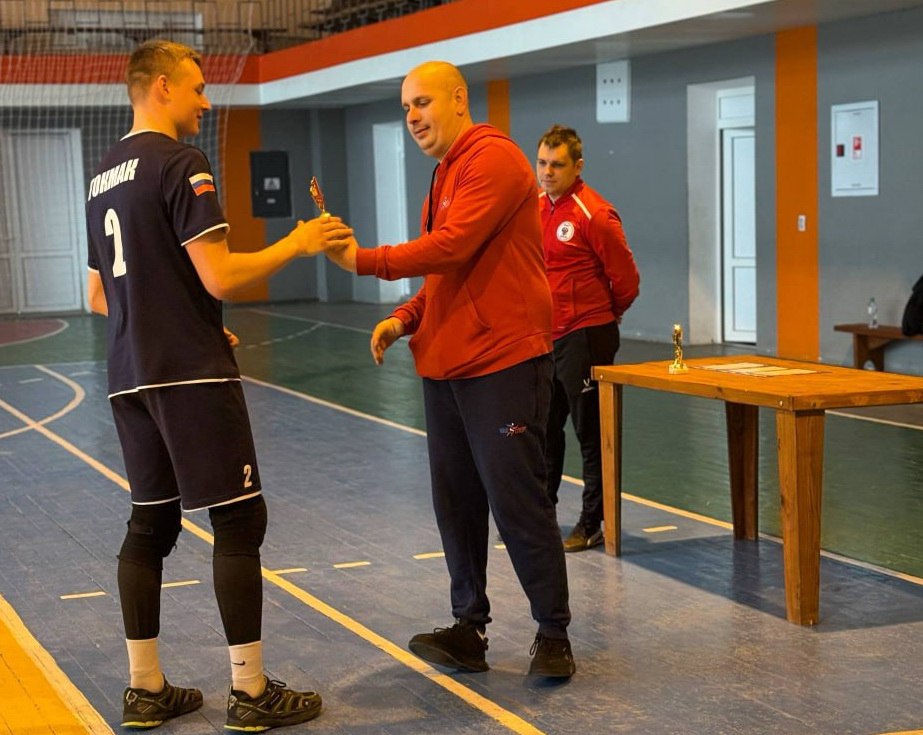 Новогодняя спартакиада в Токмаке: юные спортсмены показали мастерство в футболе и волейболе Новогодняя спартакиада в Токмаке: юные спортсмены показали мастерство в футболе и волейболе