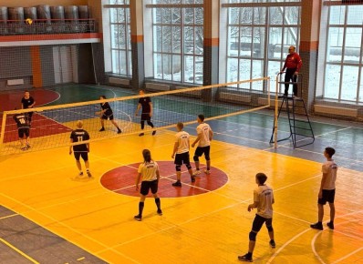 Новогодняя спартакиада в Токмаке: юные спортсмены показали мастерство в футболе и волейболе